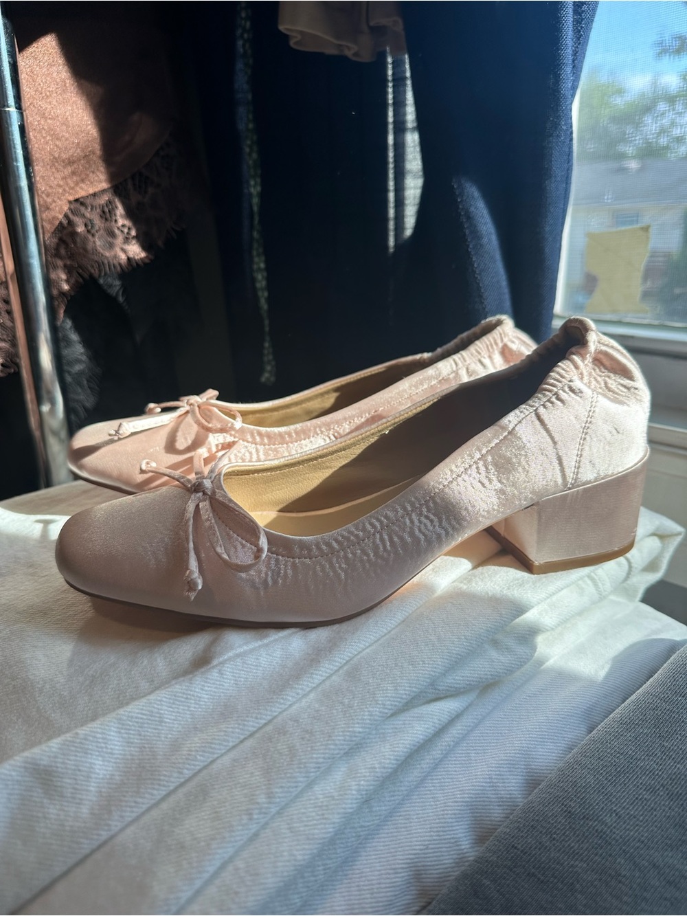 Elegant Blush Pink Satin Low Heel Ballet Pumps with Bow - Picture 2 of 4
